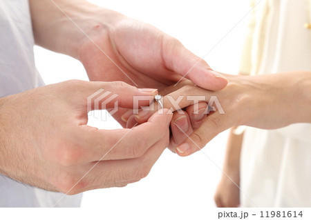 婚約指輪をあげる 11981614