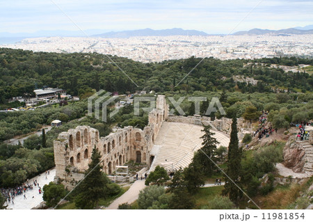 アテネのアクロポリスの音楽堂の遺跡と町並み 11981854