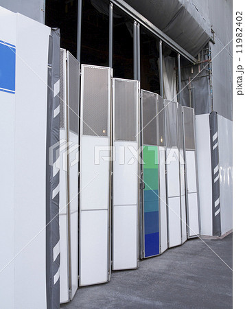 ビル建築現場のゲート 11982402