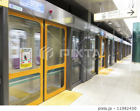 地下鉄のホーム 11982430