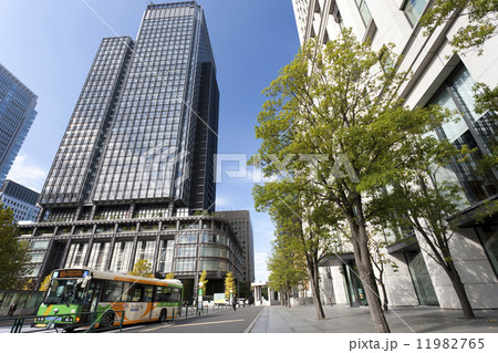 丸の内の高層ビル街 11982765