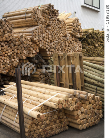 積み上げられた木杭 11983180