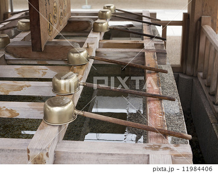 神社の手水 11984406