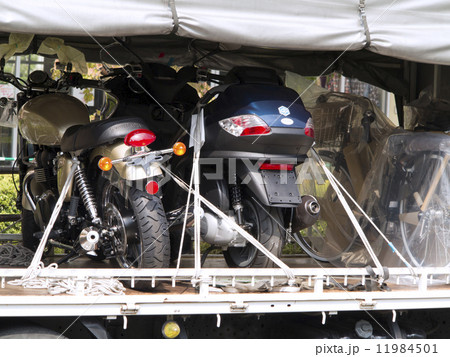 オートバイを積載したトラック 11984501