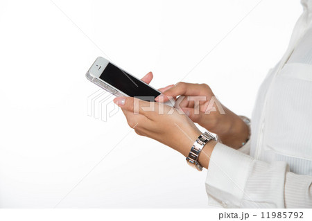 携帯を見る女性 11985792