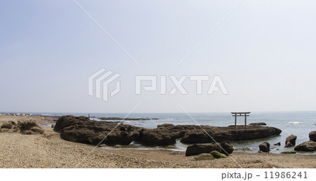 大洗海岸と鳥居 大洗海岸と鳥居 11986241