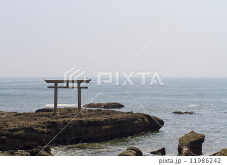 鳥居と岩場 11986242