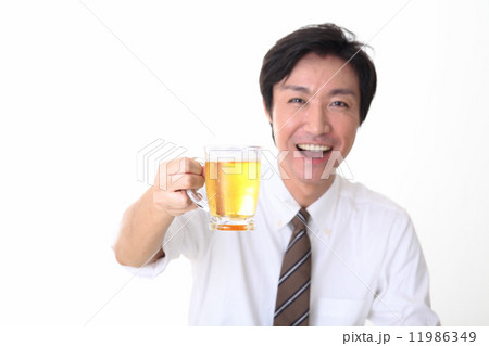 ビールを飲むサラリーマン ビールを飲むサラリーマン 11986349