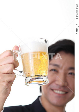 ビールジョッキを持つ男性 ビールジョッキを持つ男性 11986358