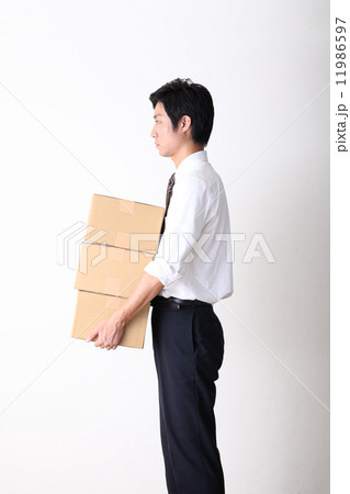 荷造りするビジネスマン 11986597