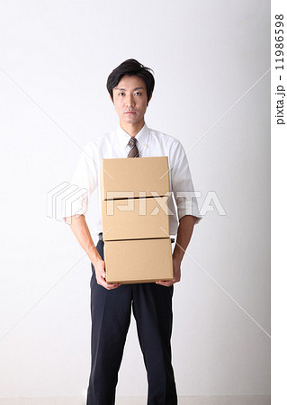 荷造りするビジネスマン 11986598