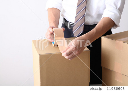 荷造りするビジネスマン 11986603