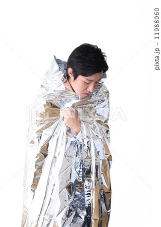 アルミシートにくるまる男性 11988060