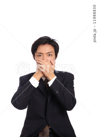 発言を控える男性 11988830
