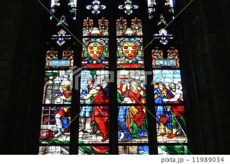 イタリア　ミラノ　ドゥオーモ　ステンドグラス　Facade of Cathedral Duomo, Milan　 11989034