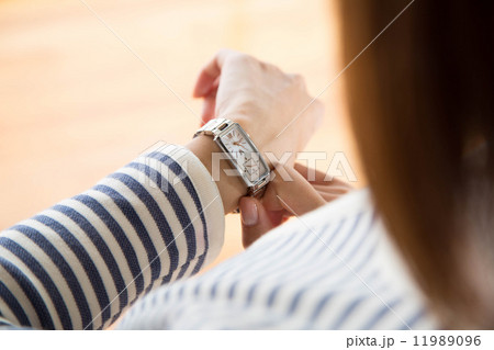 時計を見る女性の写真素材