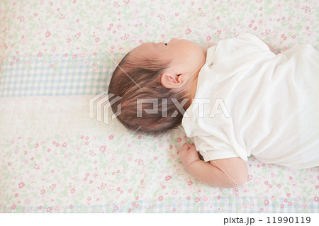 生後27日目　新生児　赤ちゃん 11990119