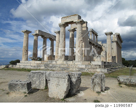 ギリシャのエギナ島のアフェア神殿の遺跡 11990587