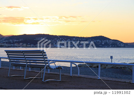 朝のニース、海岸通のベンチ 朝のニース、海岸通のベンチ 11991302