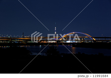 江北JCTとライトアップのスカイツリーと五色桜大橋 江北JCTとライトアップのスカイツリーと五色桜大橋 11991684