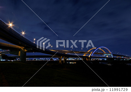 江北JCTとライトアップの五色桜大橋 11991729