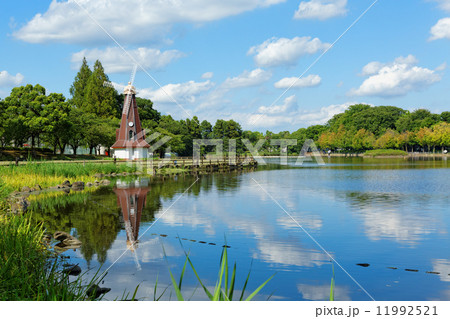 青空が広がる浮間公園の風車と湖面に映える景観 11992521