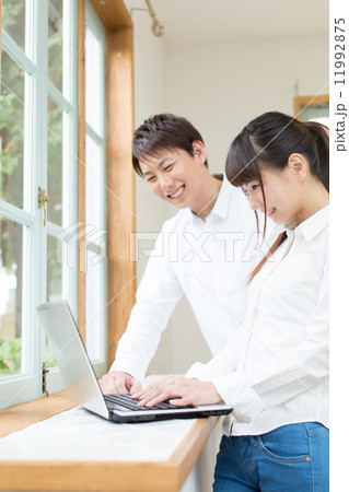 パソコンを使う夫婦 パソコンを使う夫婦 11992875