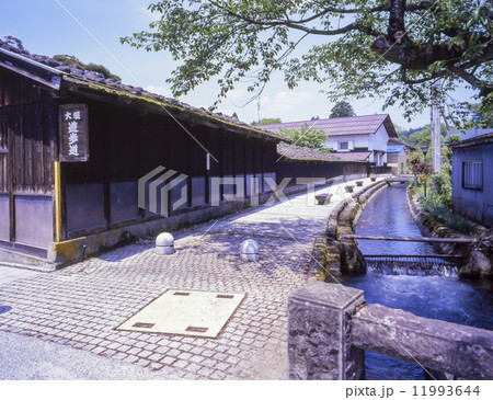 山形、金山町の街並と大堰 11993644