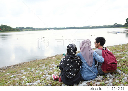 公園で写真を撮るアジア人 11994291