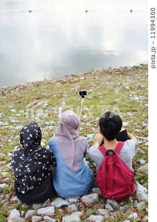 公園で写真を撮るアジア人 公園で写真を撮るアジア人 11994300