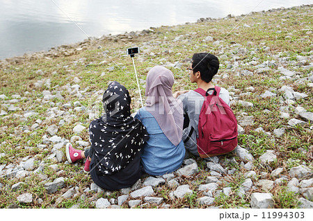 公園で写真を撮るアジア人 公園で写真を撮るアジア人 11994303