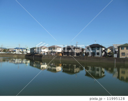 池と家々 池と家々 11995128