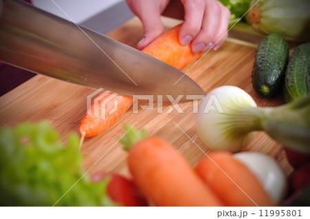 ripe carrot 11995801
