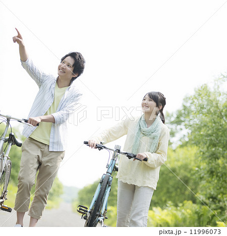 自転車を押すカップル 11996073