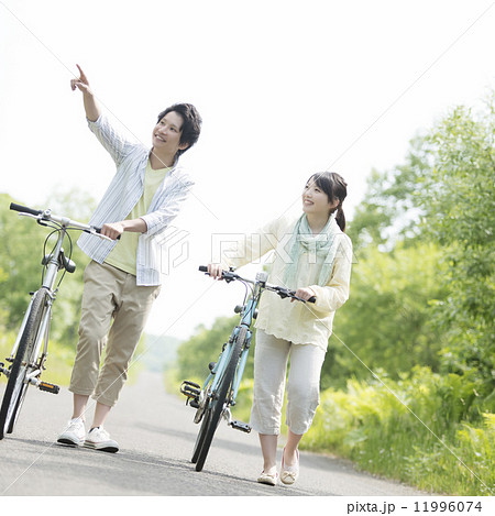自転車を押すカップル 11996074