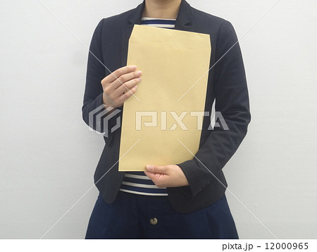 茶封筒を持つ女性 12000965