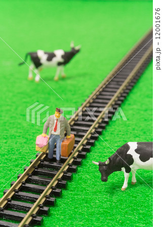 線路を歩く旅人 12001676
