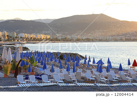 夜明けのニースのビーチ 夜明けのニースのビーチ 12004414