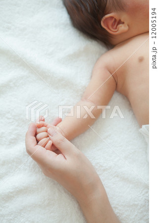 生後１カ月の赤ちゃん 12005194