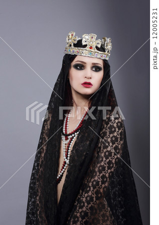 Enchantress.Wizard in Ancient Mantle and Crown Enchantress.Wizard in Ancient Mantle and Crown 12005231