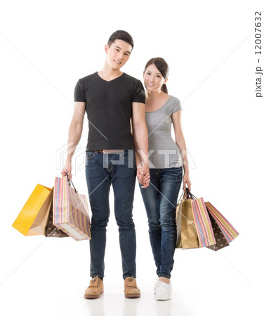 Asian couple shopping 12007632