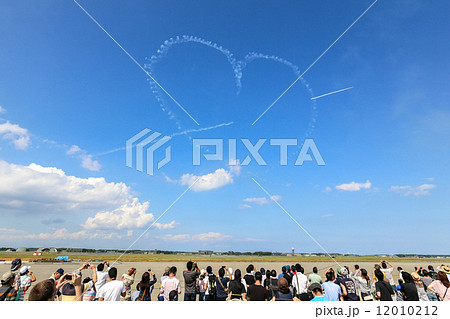 ブルーインパルスが大空に描く日本一大きなハート 12010212