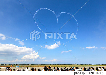 ブルーインパルスが大空に描く日本一大きなハート 12010213