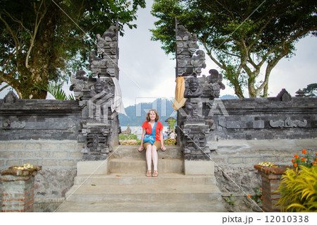 European tourist in Pura UlunDanu Bratan 12010338