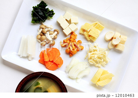 通年出回る食材の味噌汁、定番具材 12010463