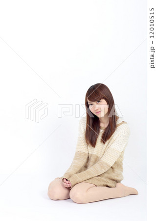 若い女性 ニットワンピース 若い女性 ニットワンピース 12010515