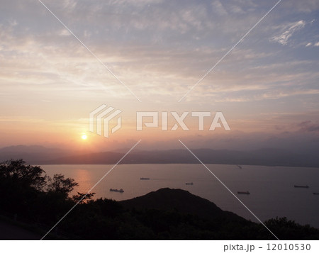 夕陽が沈む海（北海道 函館市） 12010530