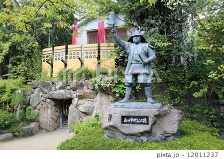 大阪　三光神社　真田幸村像と真田の抜け穴 12011237