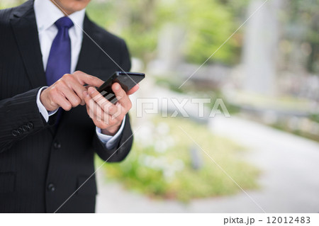 男性 ビジネスマン スマホ スマートフォン 操作 男性 ビジネスマン スマホ スマートフォン 操作 12012483