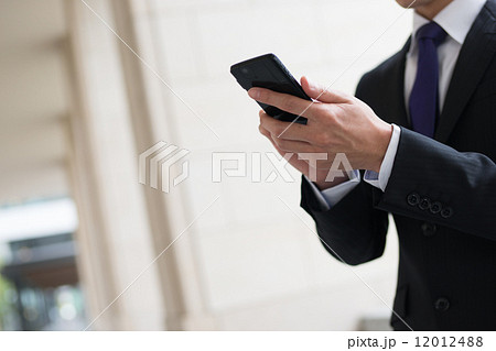 男性 ビジネスマン スマホ スマートフォン 操作 12012488